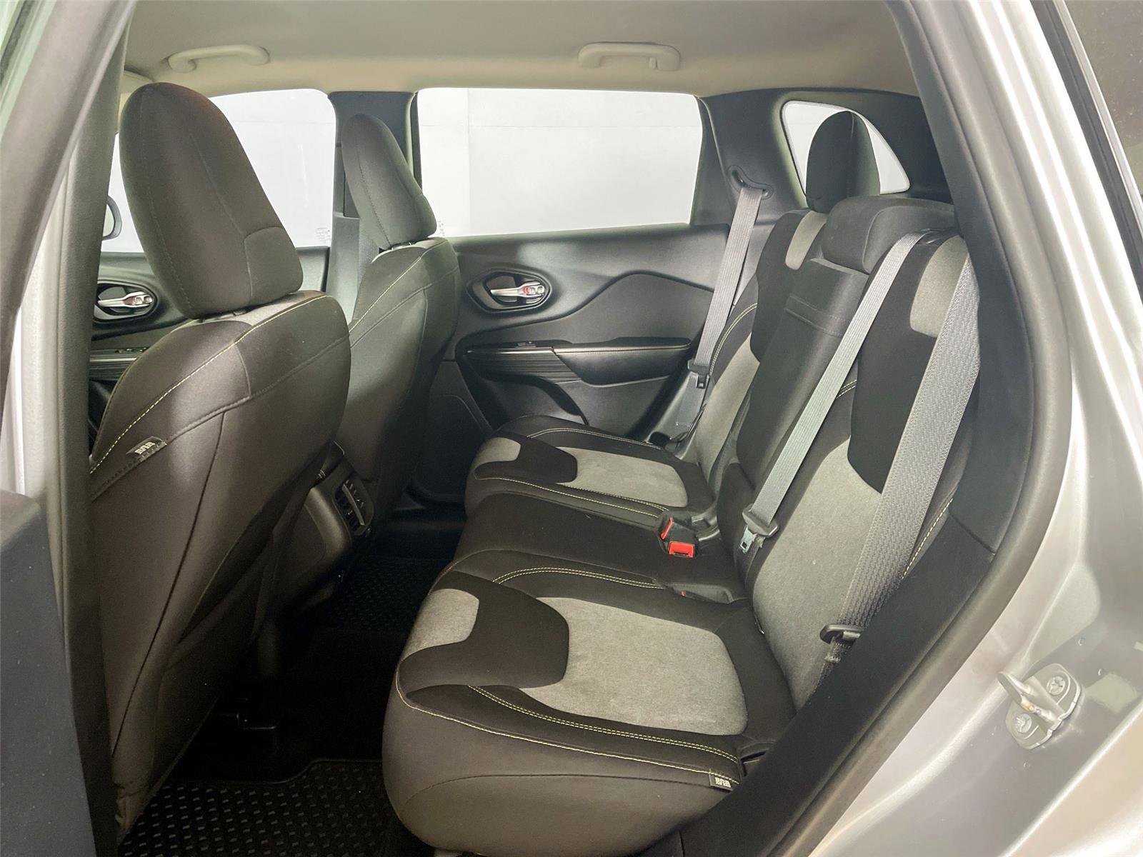 Used 2014 Jeep Cherokee Latitude w/ Cold Weather Group FWD image 11
