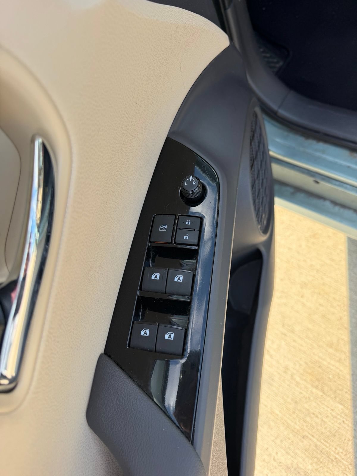 Used 2016 Toyota Prius Two FWD image 6