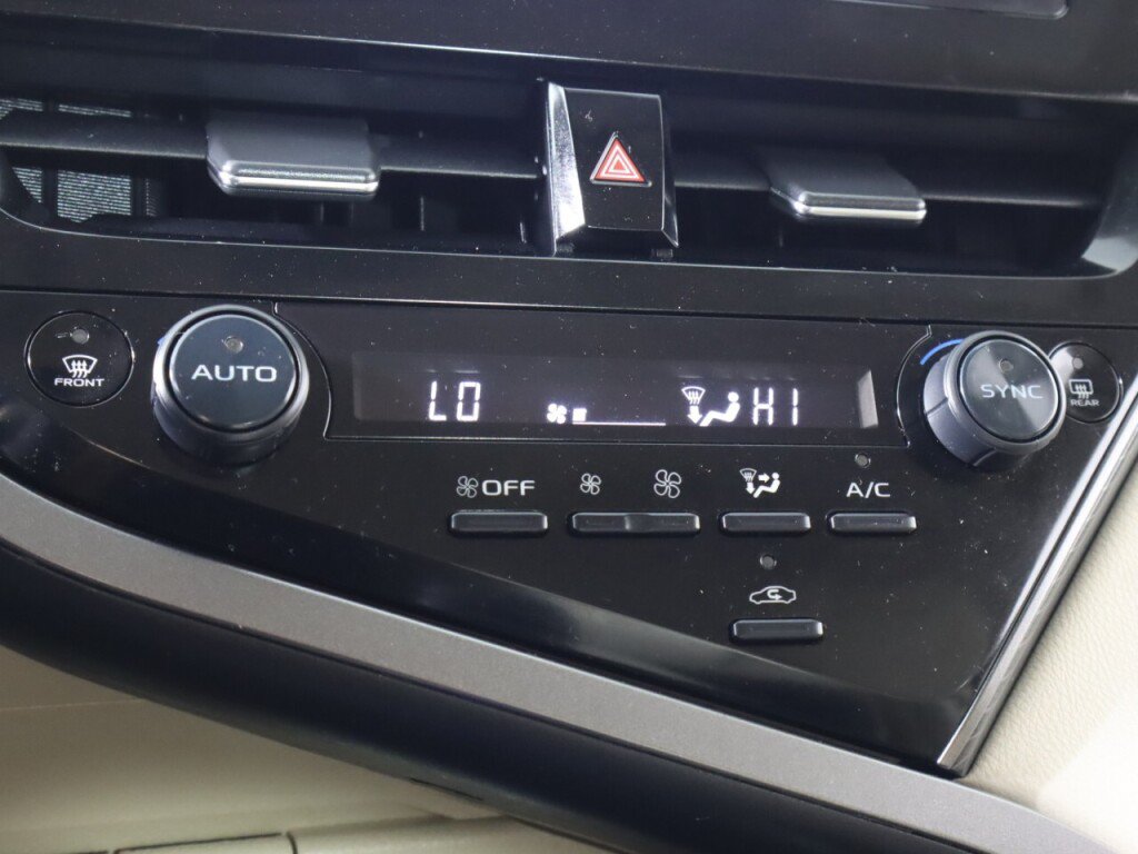 Used 2022 Toyota Camry LE w/ Carpet Mat Package (TMS) FWD image 22