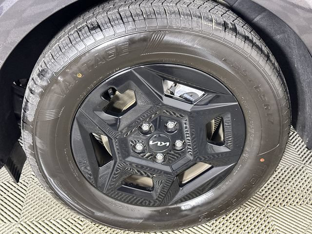 Used 2025 Kia Carnival FWD image 34