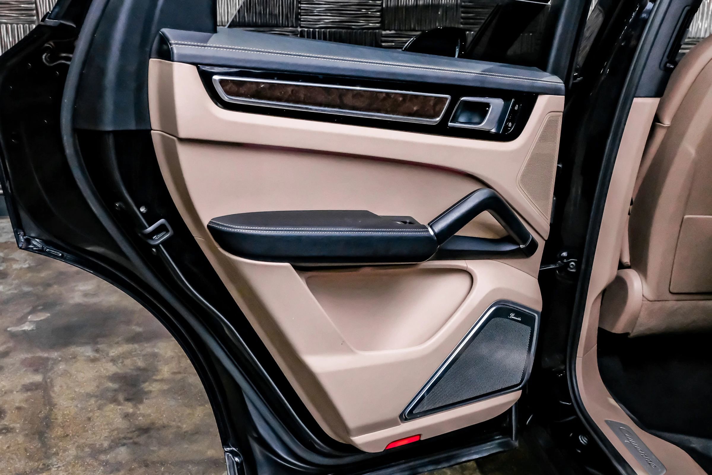 Used 2020 Porsche Cayenne S image 39