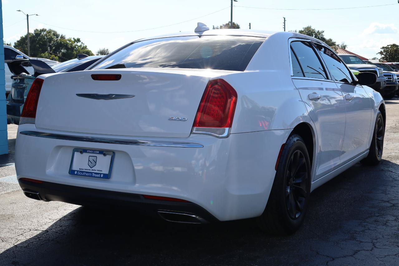Used 2015 Chrysler 300 Limited RWD image 4