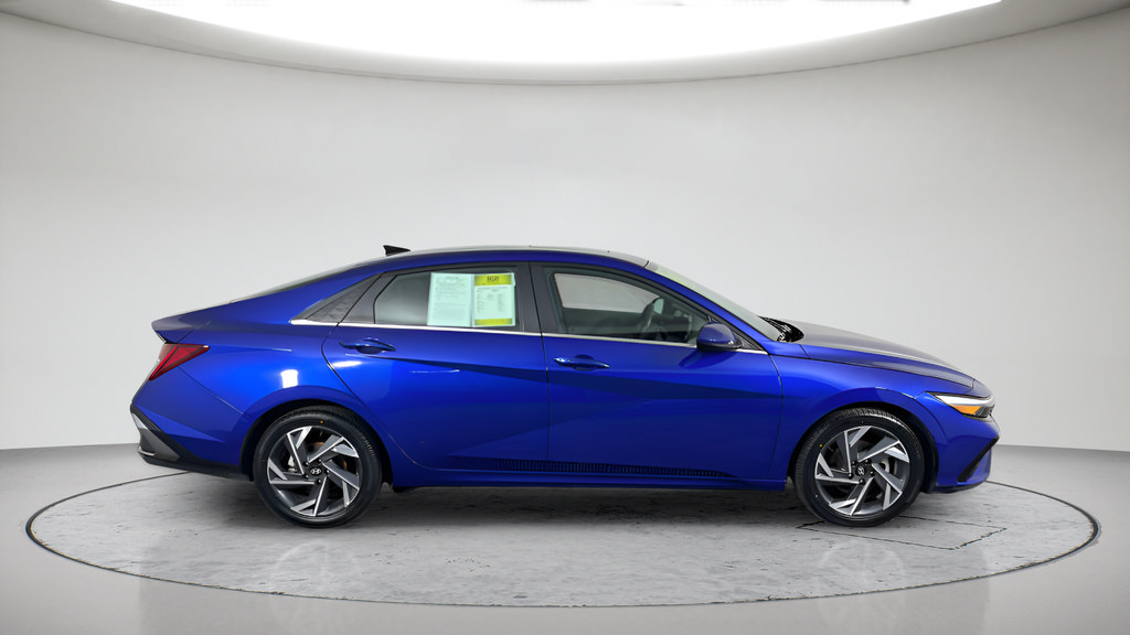 Used 2025 Hyundai Elantra SEL FWD image 2