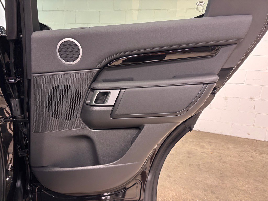 Used 2025 Land Rover Discovery S image 39