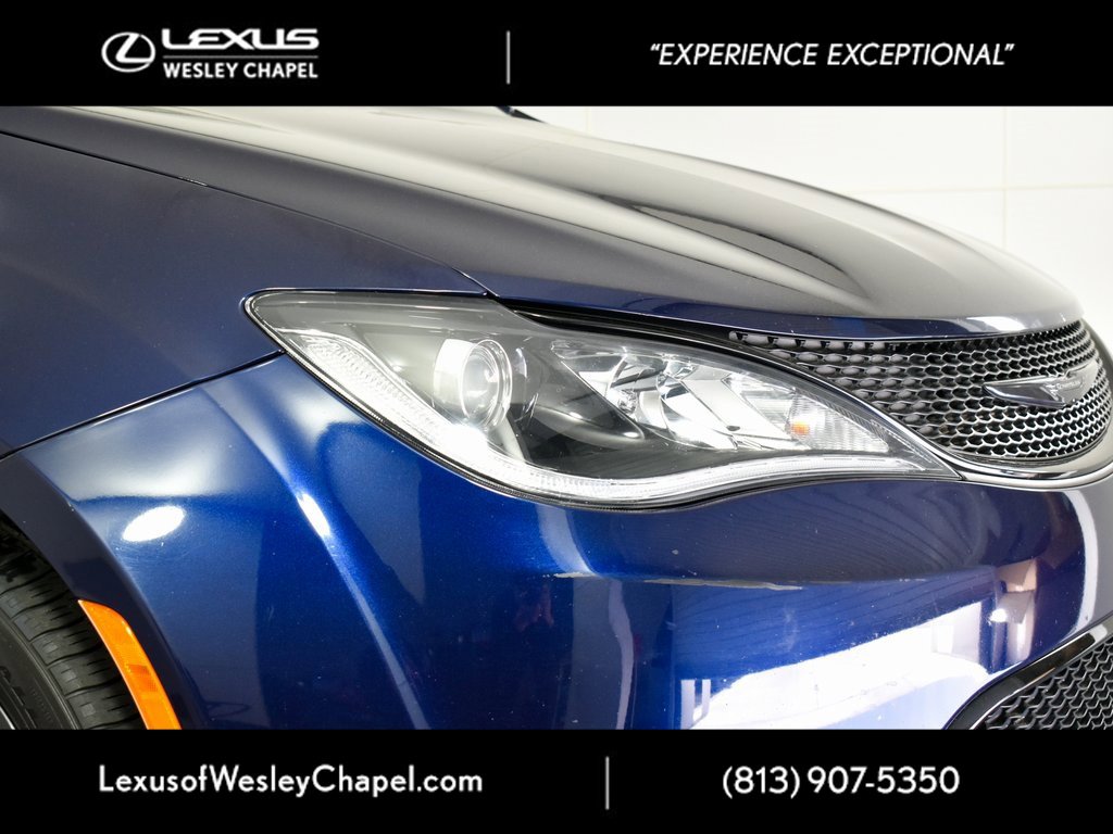 Used 2020 Chrysler Pacifica Touring w/ S Appearance Package image 3