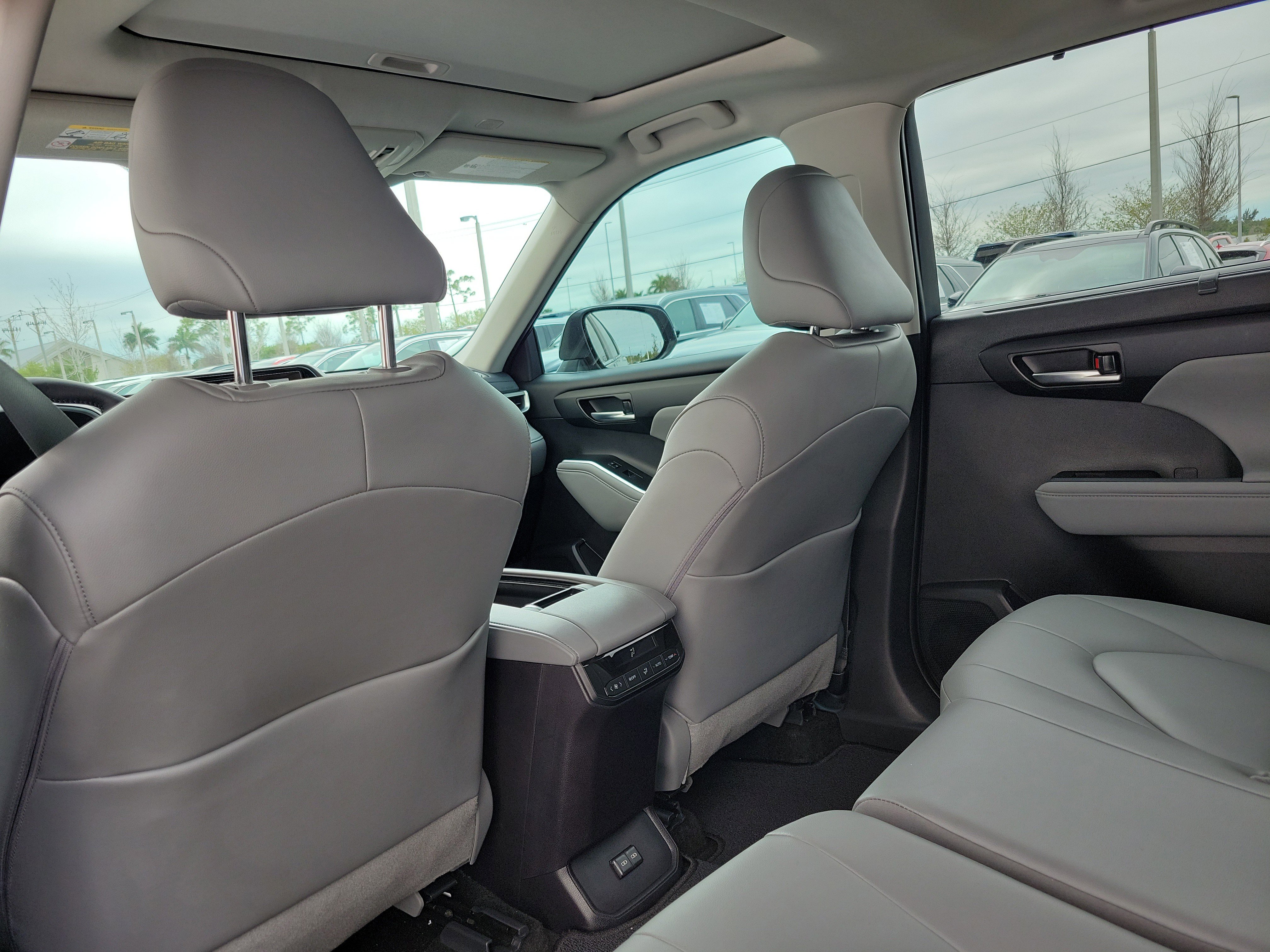 Used 2026 Toyota Highlander XLE image 16