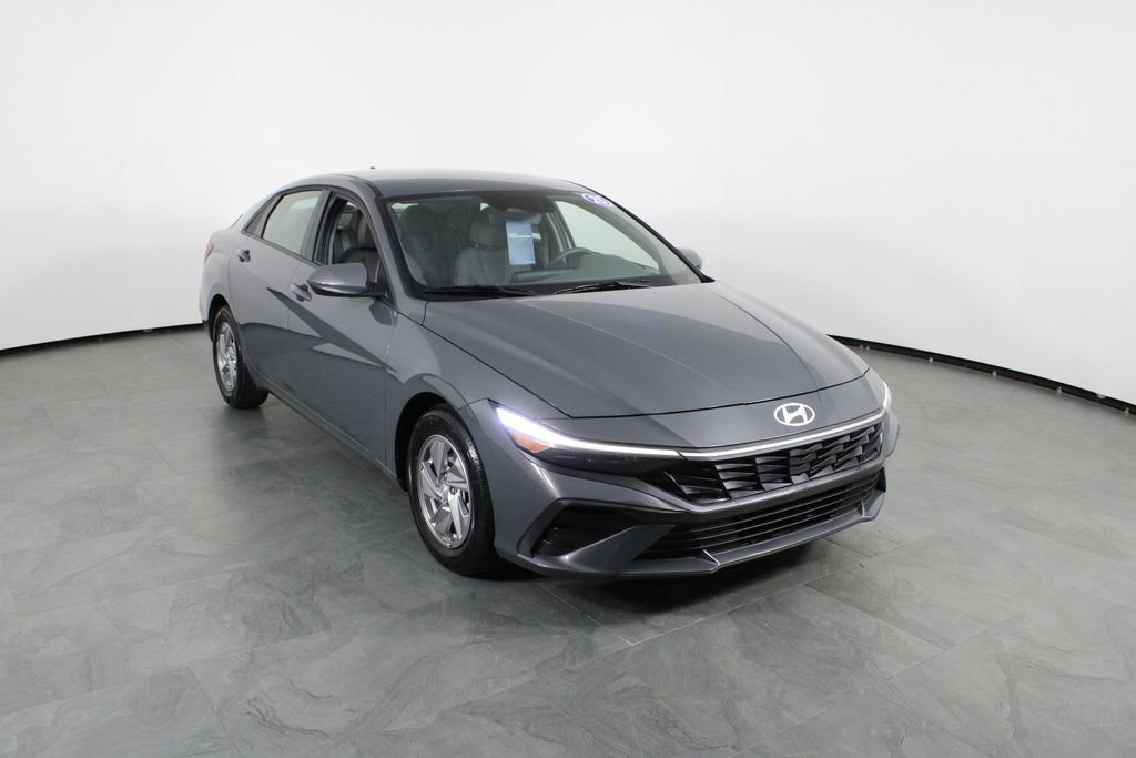 Certified 2025 Hyundai Elantra SE FWD image 4