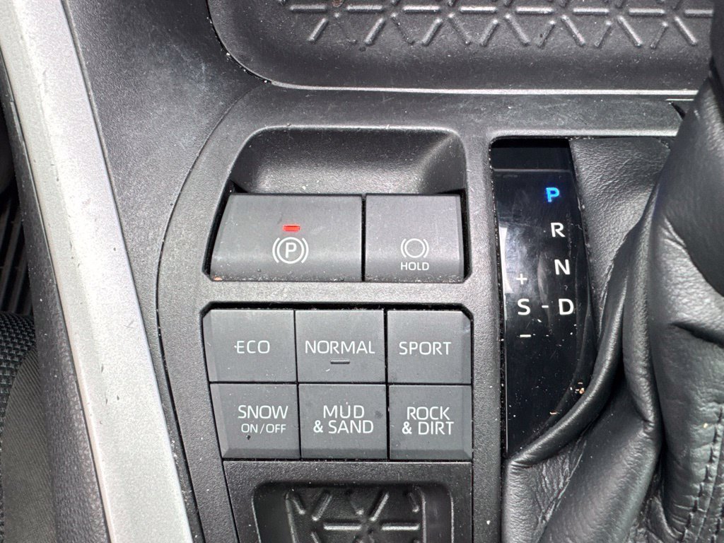Used 2021 Toyota RAV4 LE AWD/4WD image 15