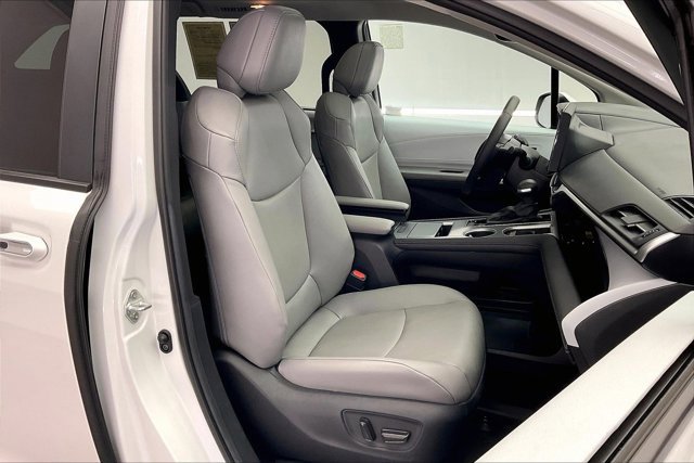 Used 2025 Toyota Sienna XLE image 6