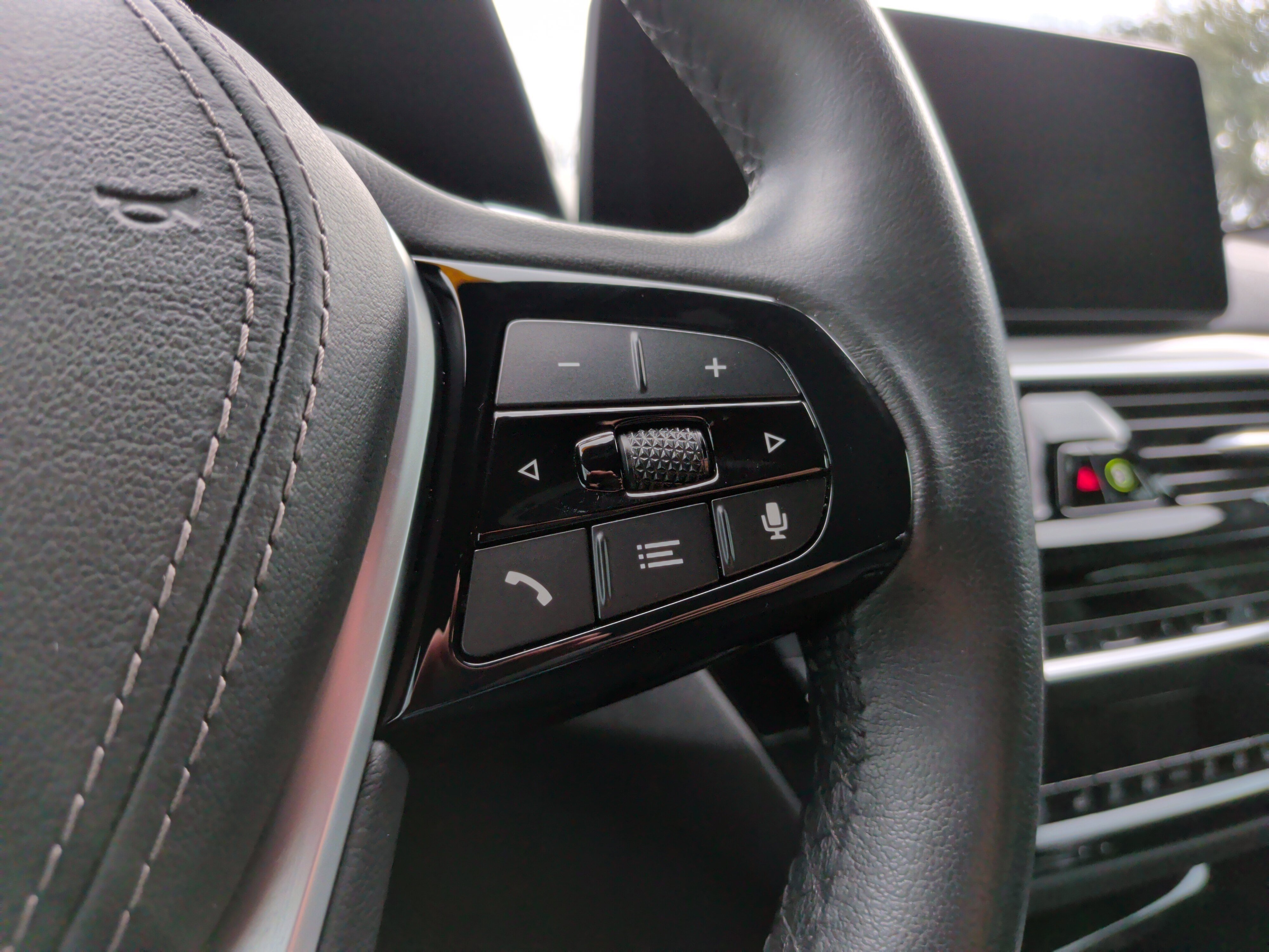 Certified 2023 BMW 530e w/ Premium Package image 22