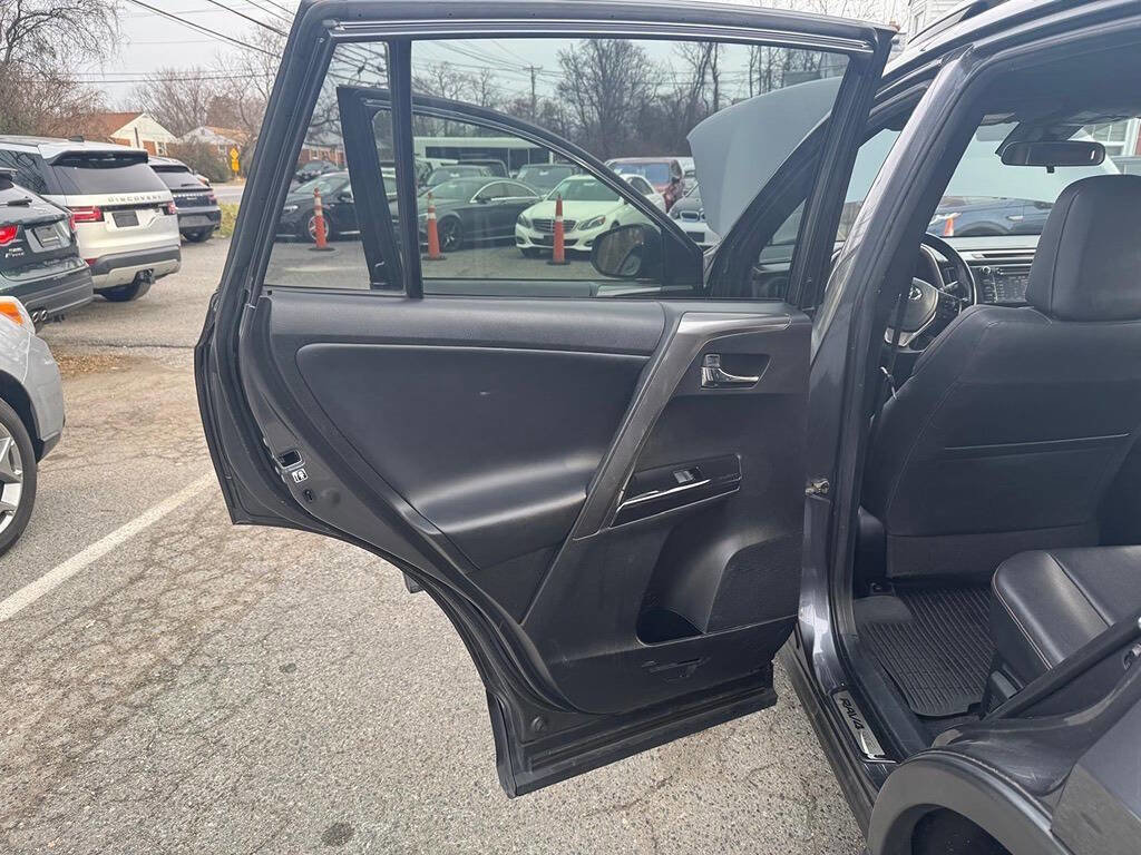 Used 2018 Toyota RAV4 SE image 34