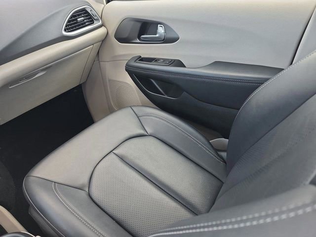 Certified 2024 Chrysler Pacifica Touring-L image 19