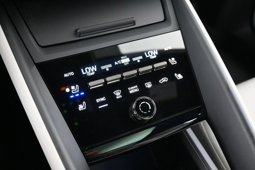Certified 2025 Porsche Macan Turbo Electric AWD/4WD image 22
