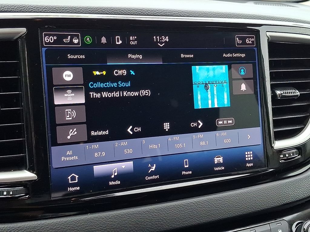 Used 2024 Chrysler Pacifica Touring-L FWD image 3
