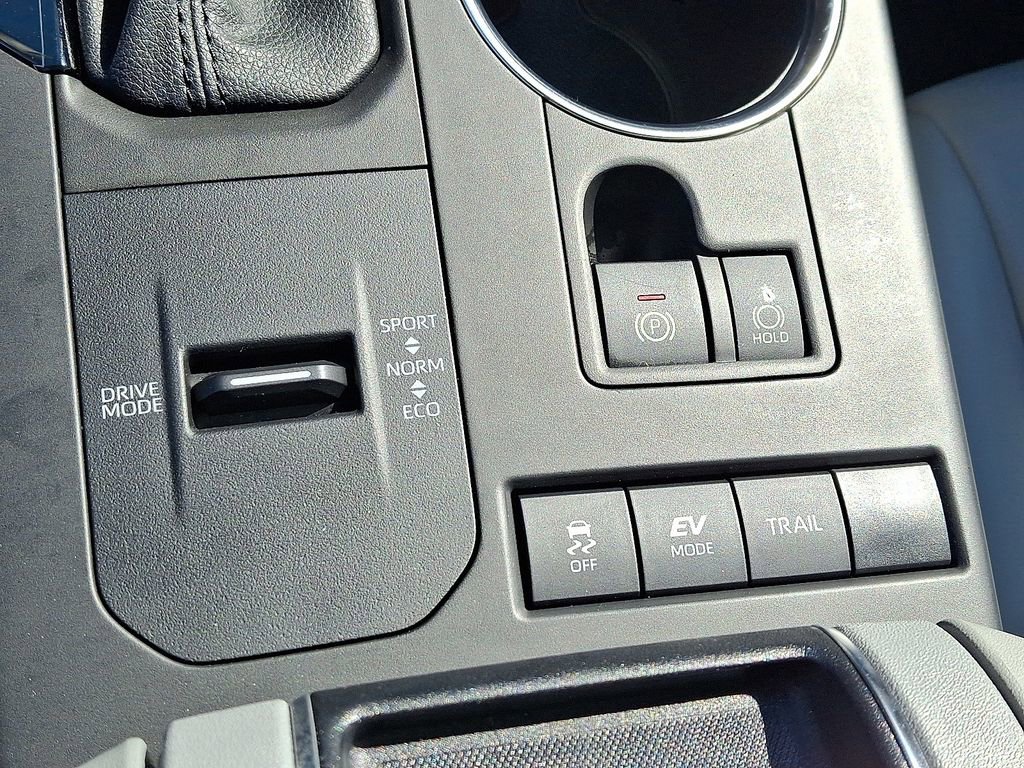 Used 2020 Toyota Highlander XLE image 24