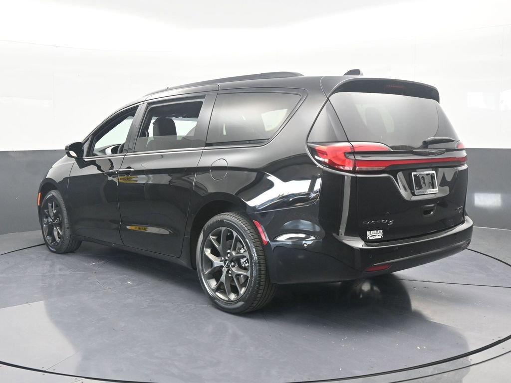Used 2024 Chrysler Pacifica Limited w/ S Appearance Package image 4