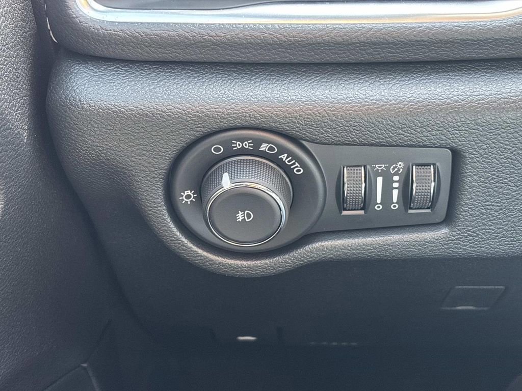 New 2026 Chrysler Pacifica Limited FWD image 21