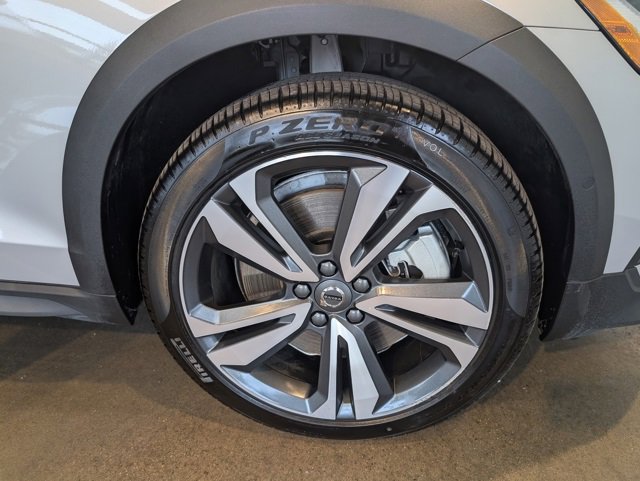 Used 2025 Volvo V60 B5 Cross Country Plus image 32