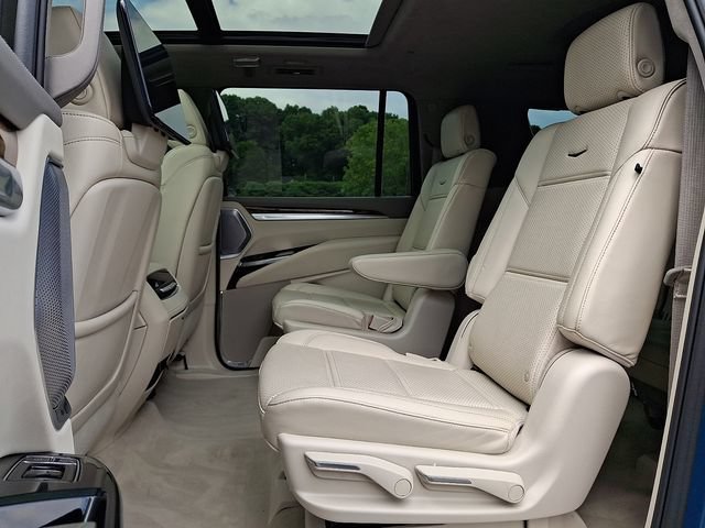 Used 2025 Cadillac Escalade ESV Sport Platinum w/ LPO, ONYX Package AWD/4WD image 8
