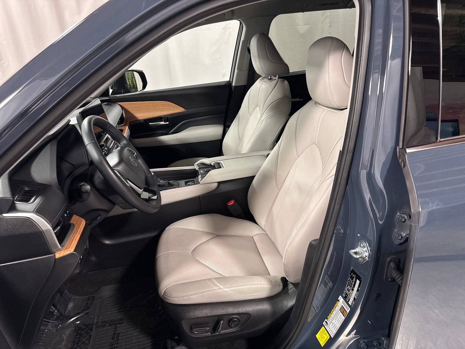 Used 2024 Toyota Grand Highlander AWD image 3