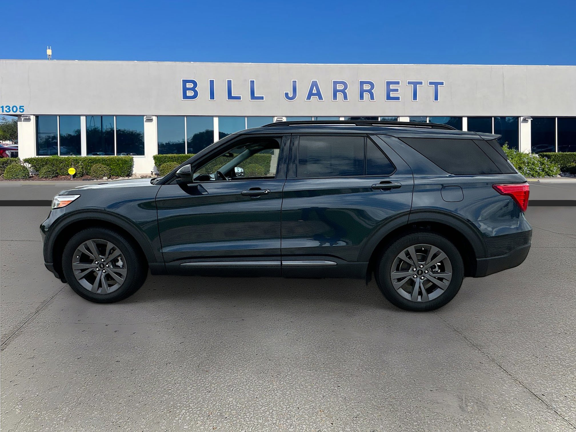 Used 2023 Ford Explorer XLT w/ Equipment Group 202A RWD image 4