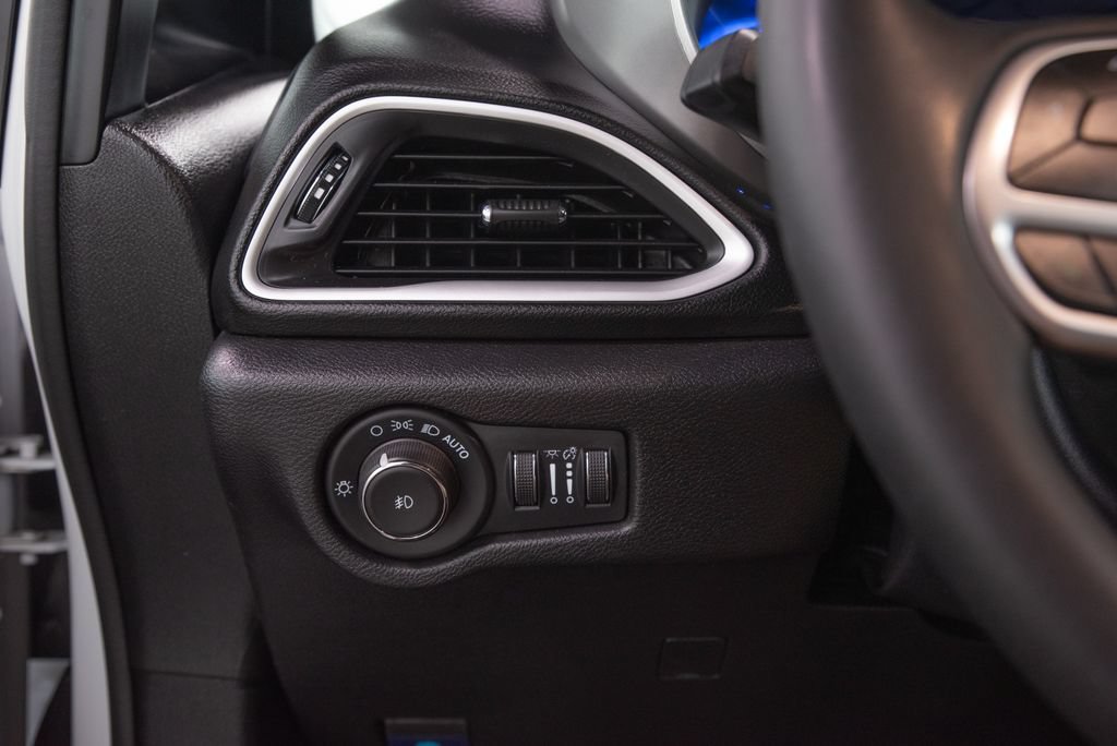 Used 2025 Chrysler Pacifica Select FWD image 35