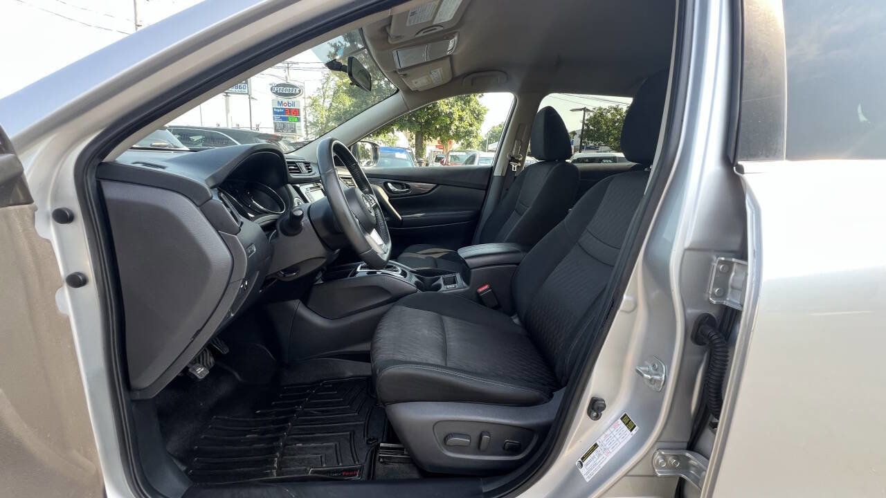 Used 2018 Nissan Rogue SV w/ Premium Package image 12