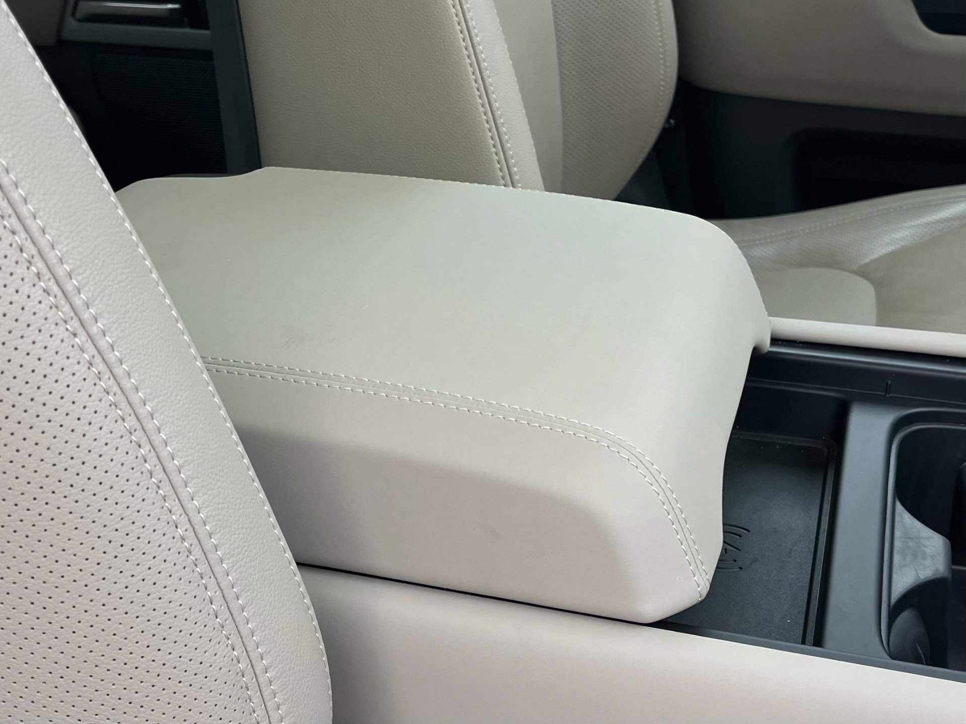 Used 2024 Land Rover Defender 110 SE image 19