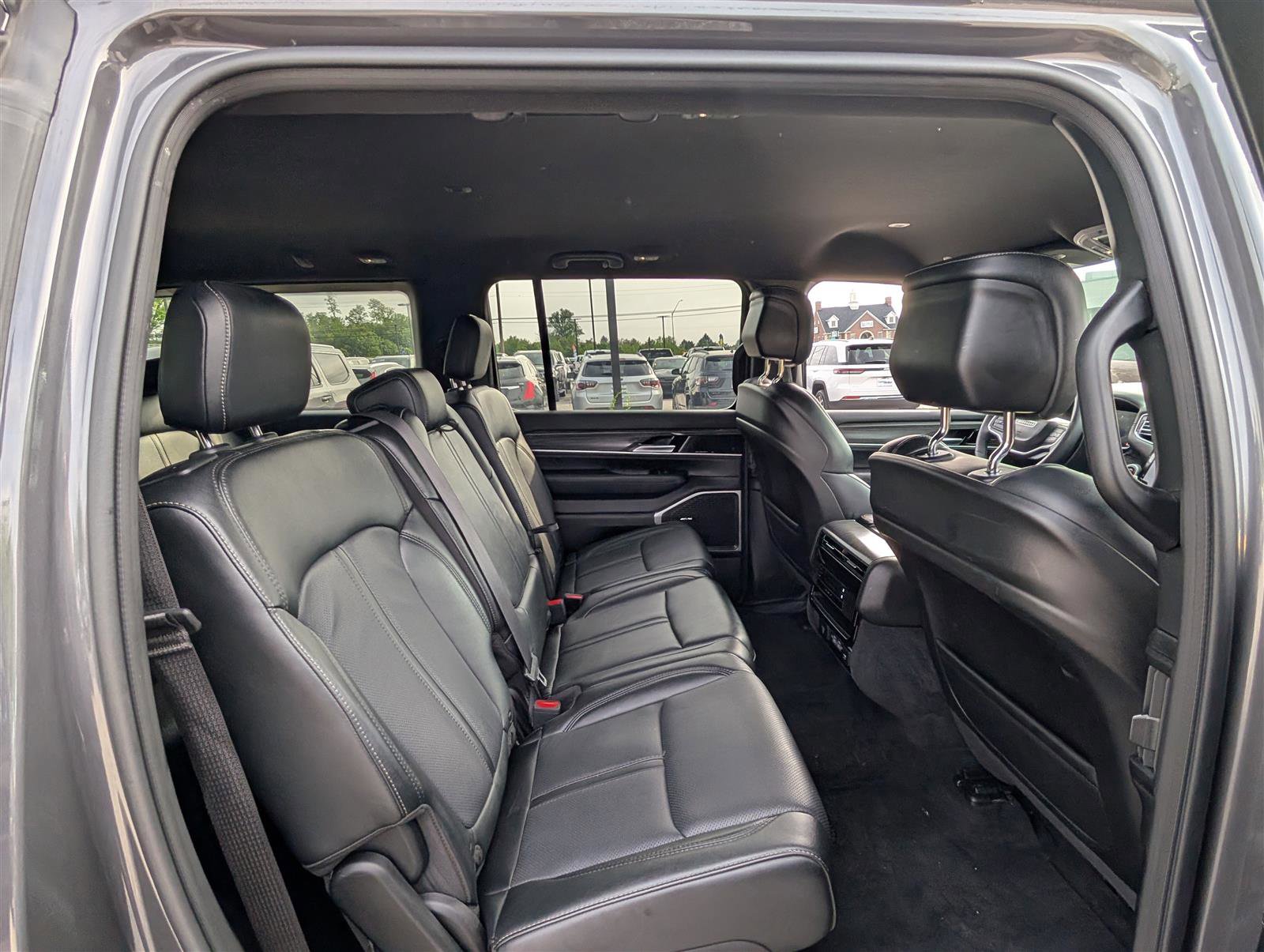 Used 2024 Jeep Wagoneer Series II w/ Flexible Seating Group image 11