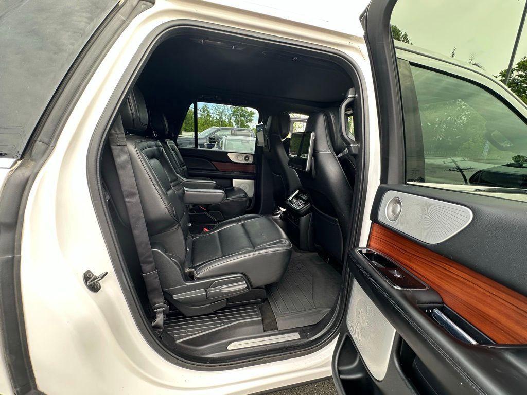 Used 2018 Lincoln Navigator L Reserve w/ Technology Package AWD/4WD image 17
