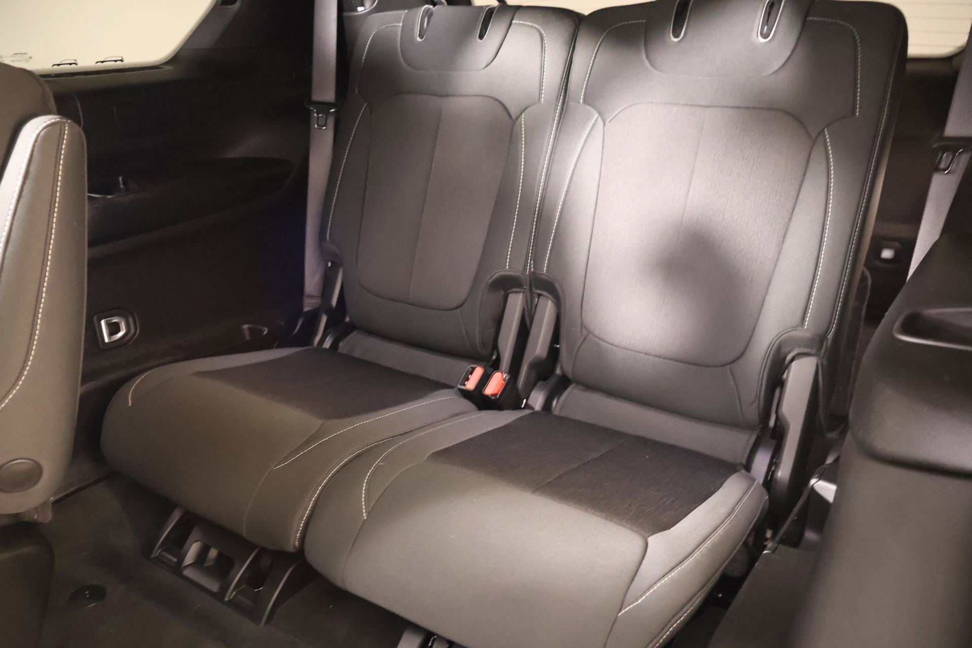 Used 2025 Jeep Grand Cherokee L Laredo RWD image 12