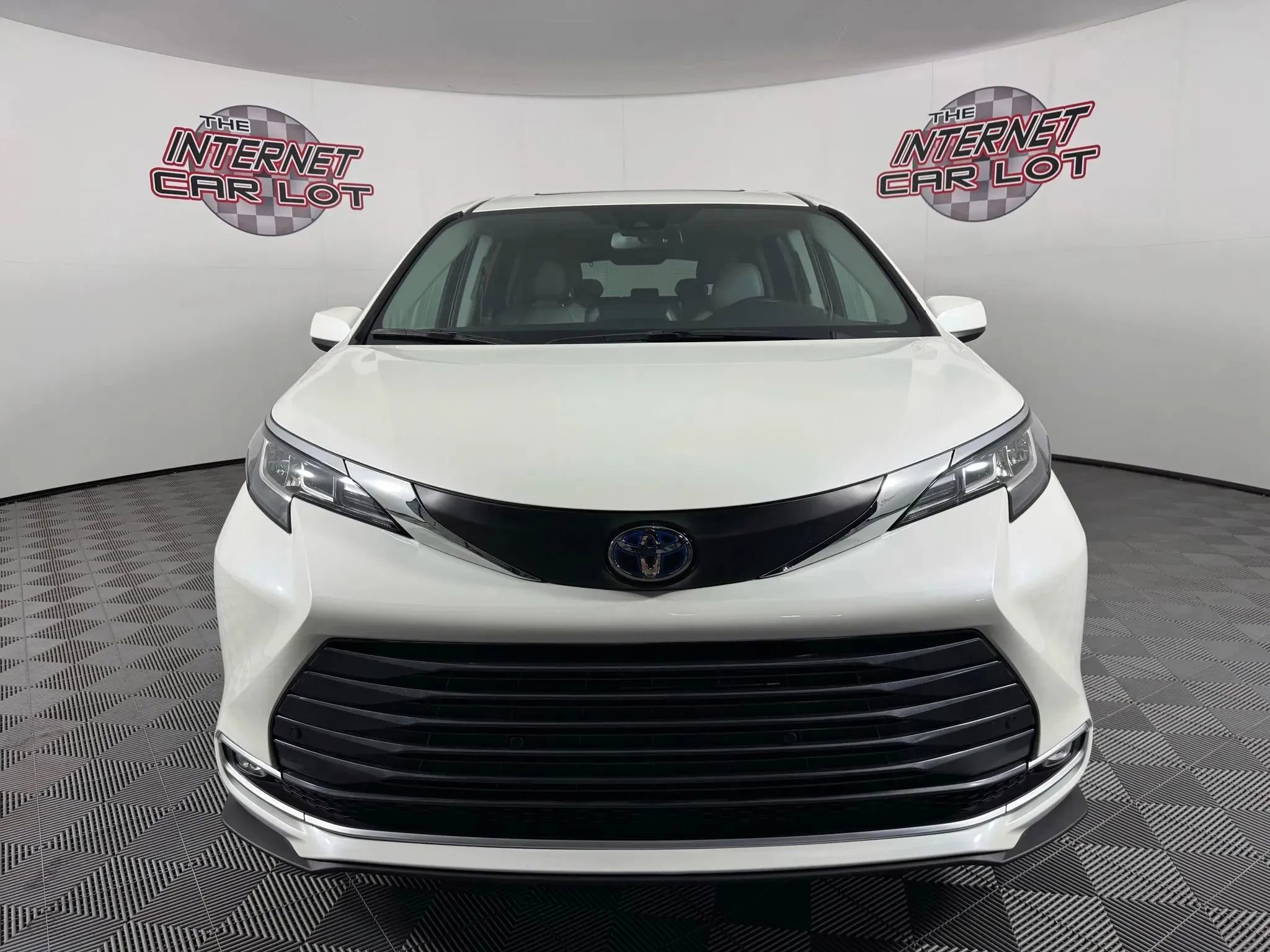 Used 2021 Toyota Sienna XLE image 2