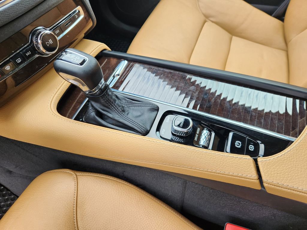 Used 2016 Volvo XC90 T6 Momentum w/ Momentum Plus Package image 18