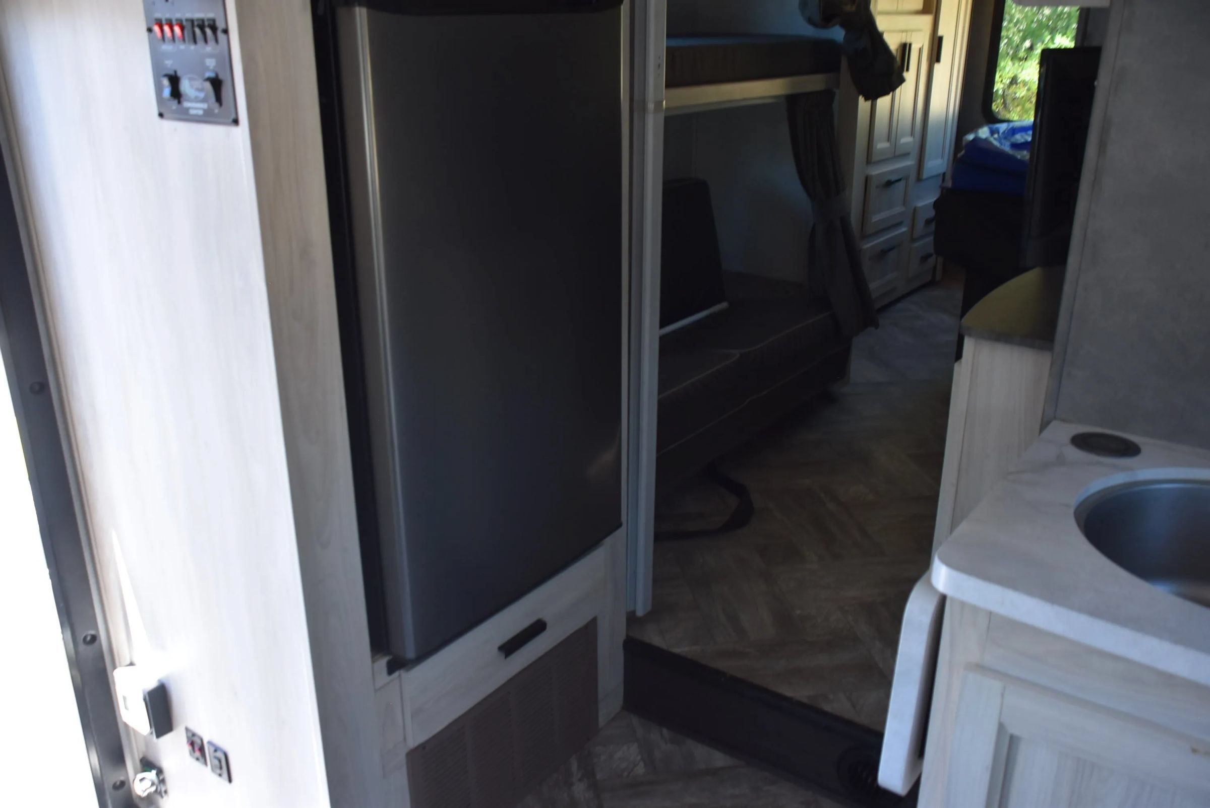 Used 2022 Ford E-450 and Econoline 450 Super Duty w/ Motorhome Prep Package RWD image 17