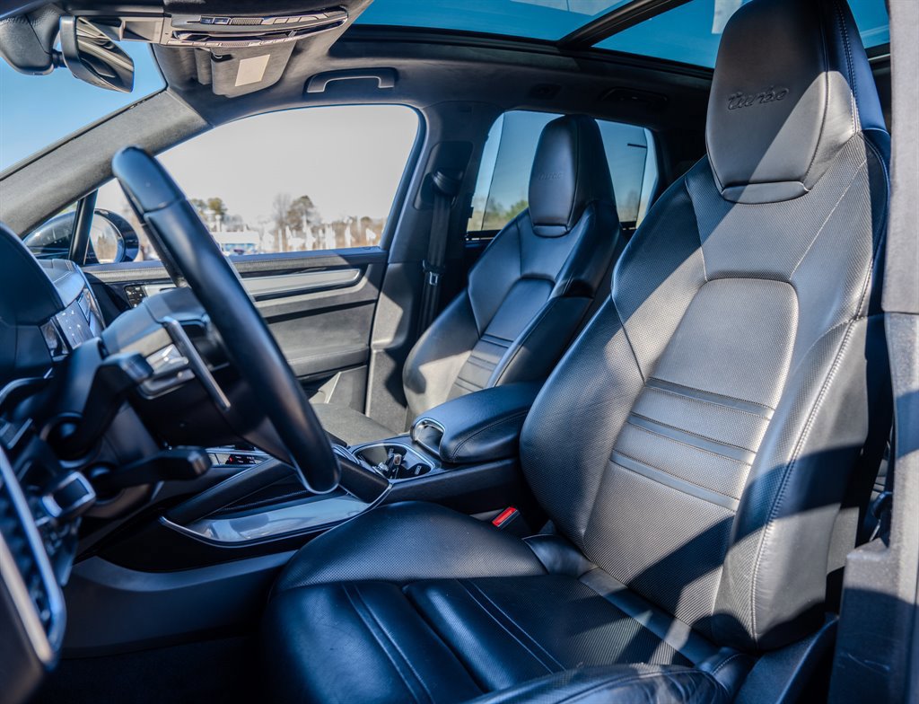 Used 2019 Porsche Cayenne Turbo w/ Sportdesign Package image 27