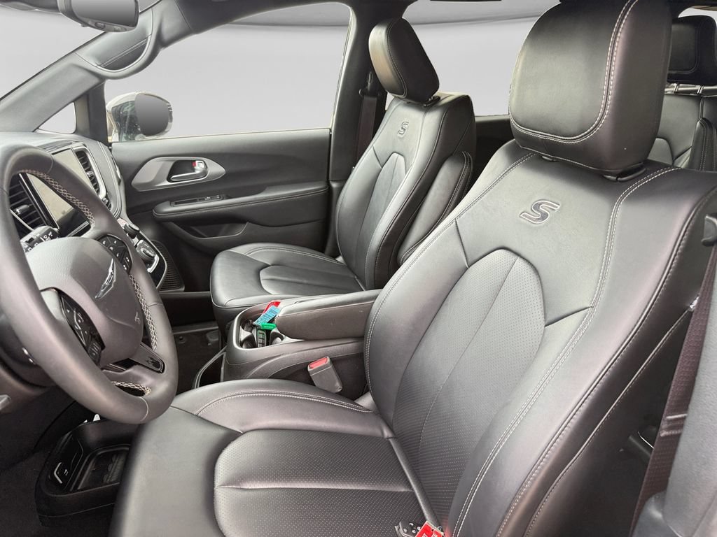 Used 2024 Chrysler Pacifica Limited FWD image 21