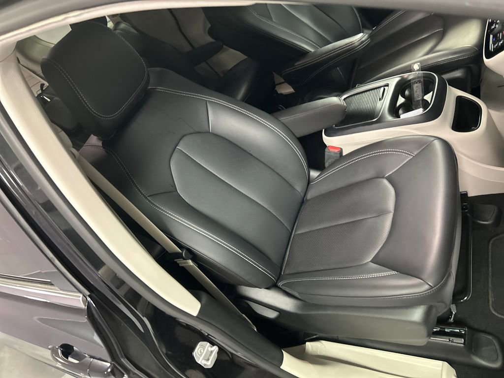 Used 2023 Chrysler Pacifica Touring-L FWD image 25