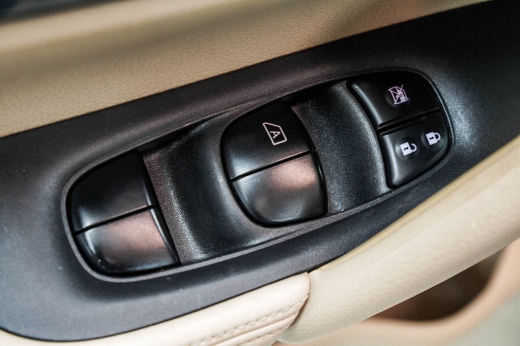 Used 2017 Nissan Rogue S FWD image 40