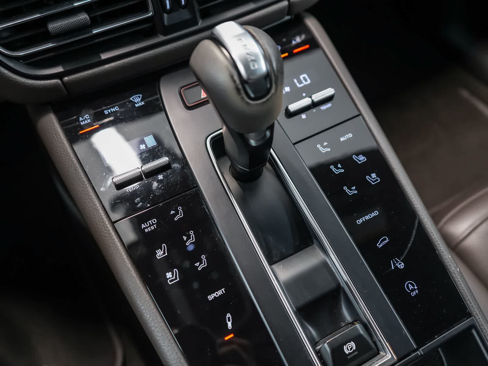 Certified 2024 Porsche Macan AWD/4WD image 24