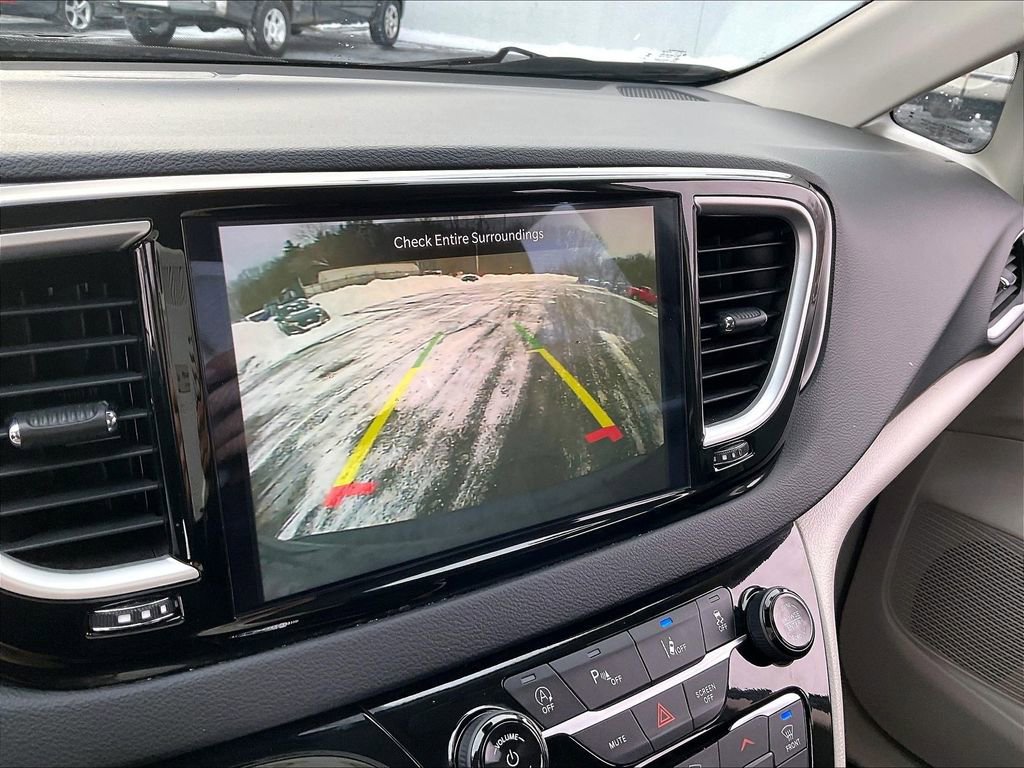 Used 2024 Chrysler Pacifica Touring-L FWD image 16