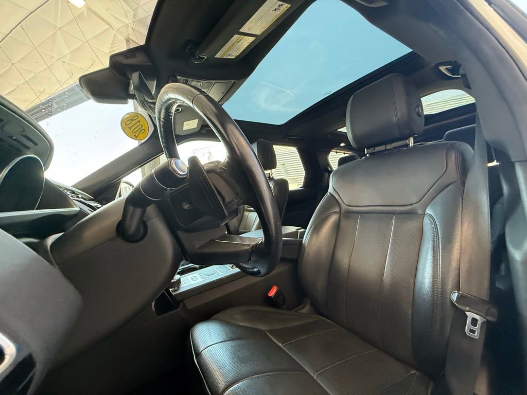 Used 2018 Land Rover Discovery SE image 4