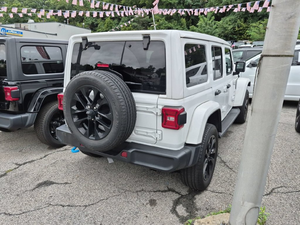 Used 2024 Jeep Wrangler Unlimited Sahara w/ Technology Group AWD/4WD image 3