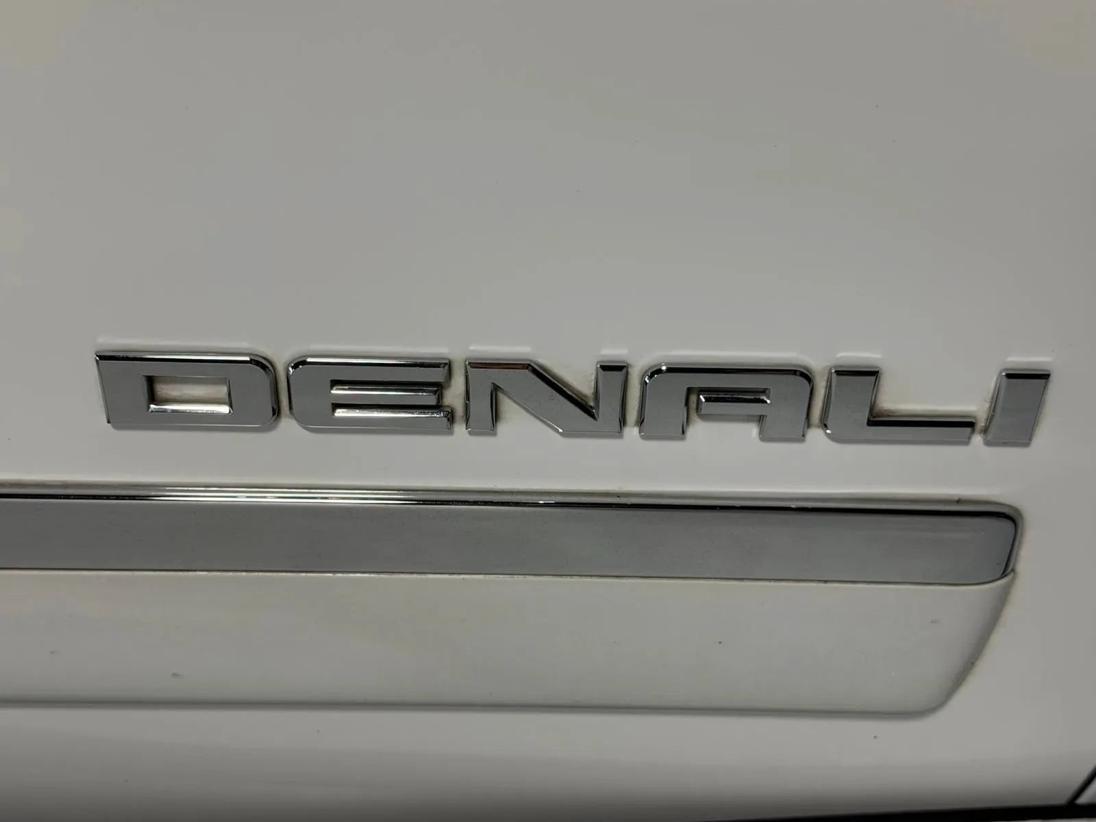 Used 2012 GMC Yukon XL Denali RWD image 11