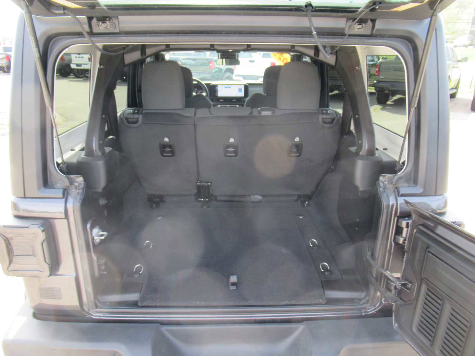 Used 2025 Jeep Wrangler Sport S image 5