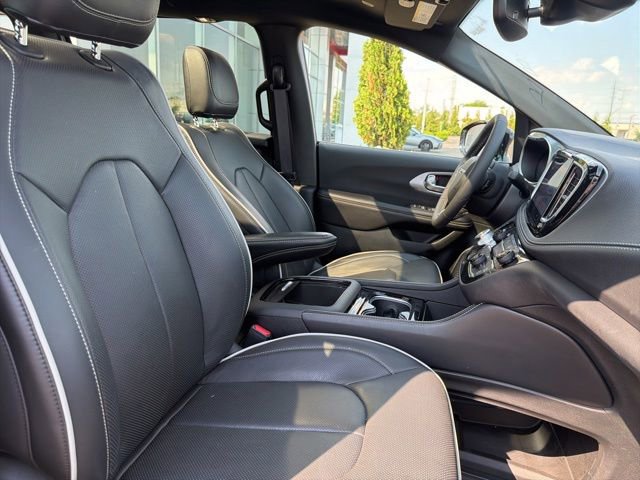Used 2026 Chrysler Pacifica Limited FWD image 30