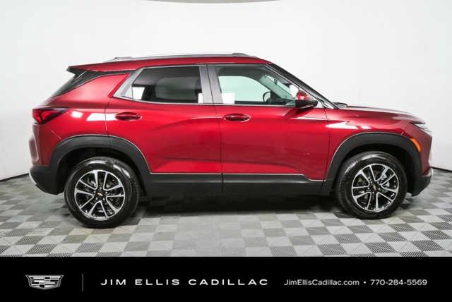 Used 2025 Chevrolet TrailBlazer LT AWD/4WD image 2