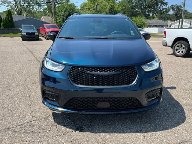 Used 2023 Chrysler Pacifica Limited w/ S Appearance Package AWD/4WD image 8