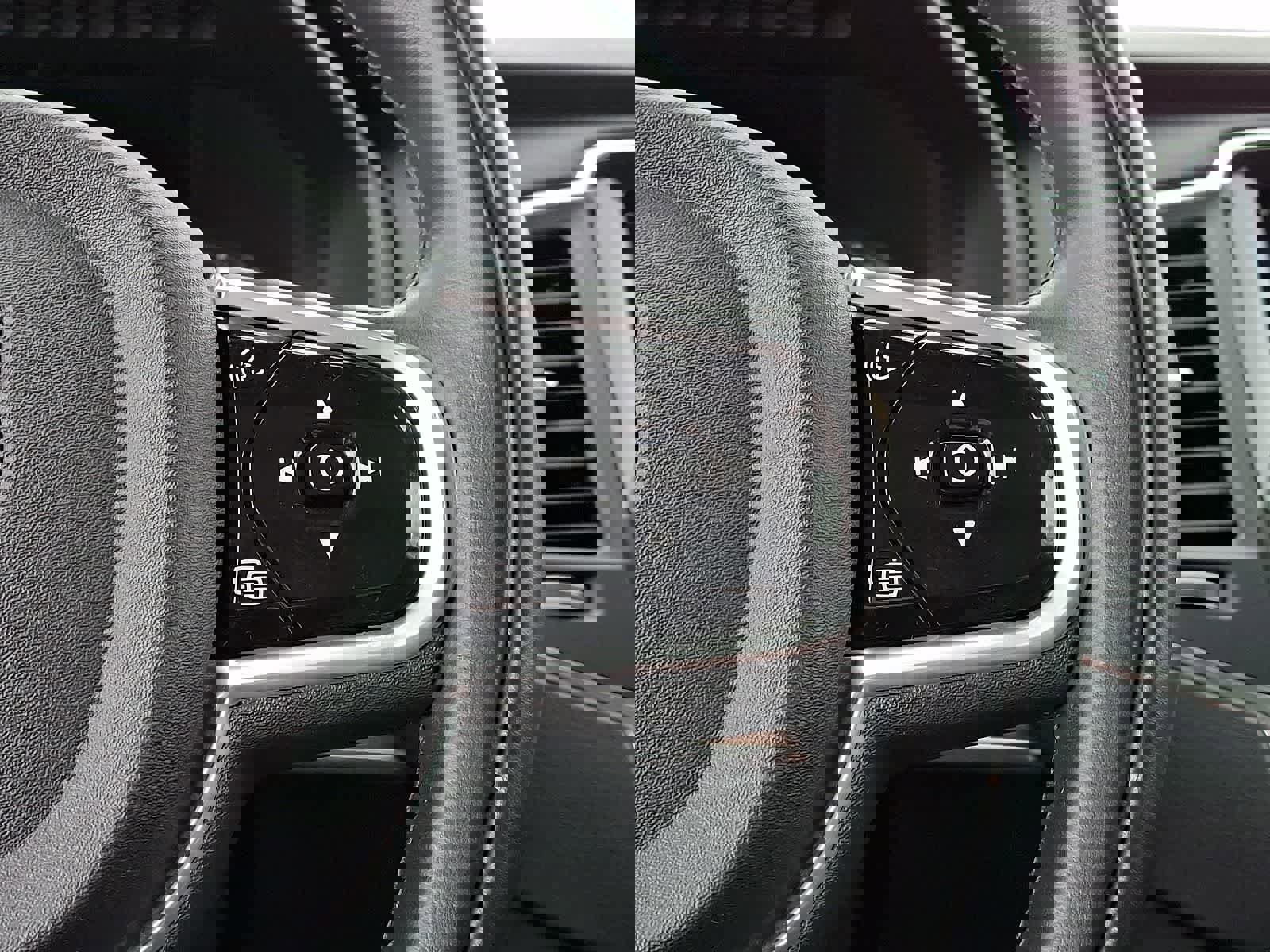 Used 2022 Volvo XC90 T6 Momentum w/ Climate Package image 25