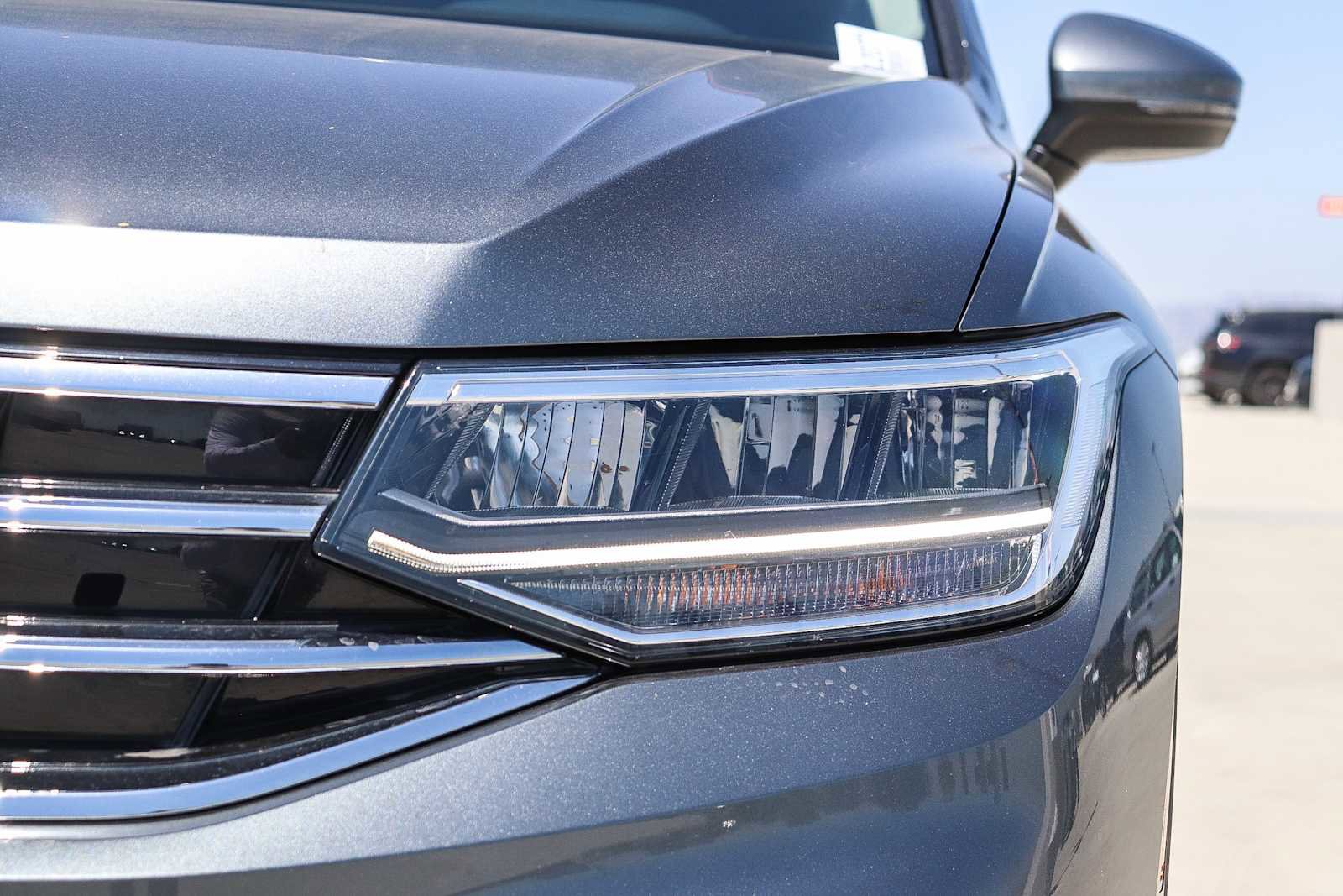 Used 2023 Volkswagen Tiguan SE w/ Panoramic Sunroof Package image 7