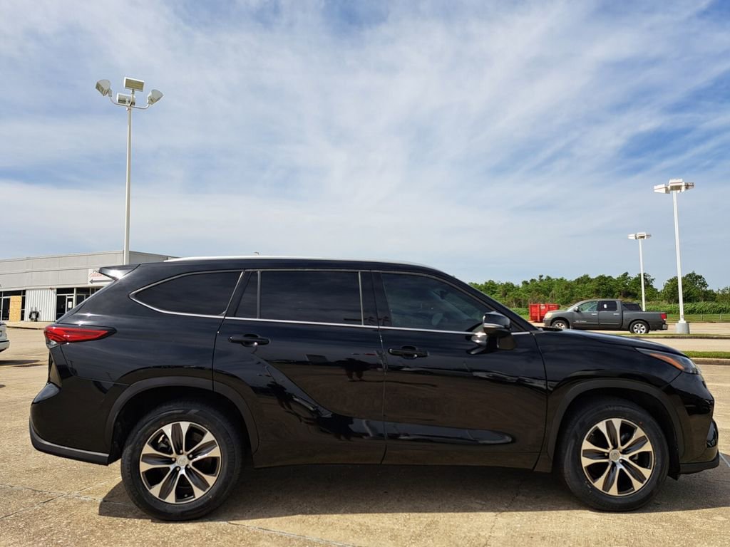 Used 2022 Toyota Highlander XLE FWD image 4